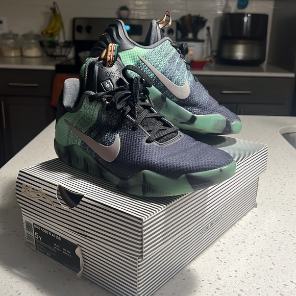 Nike Kobe XI AS (GS) Size 5 youth. Green Glow/Black-prsn violet - Picture 4 of 8